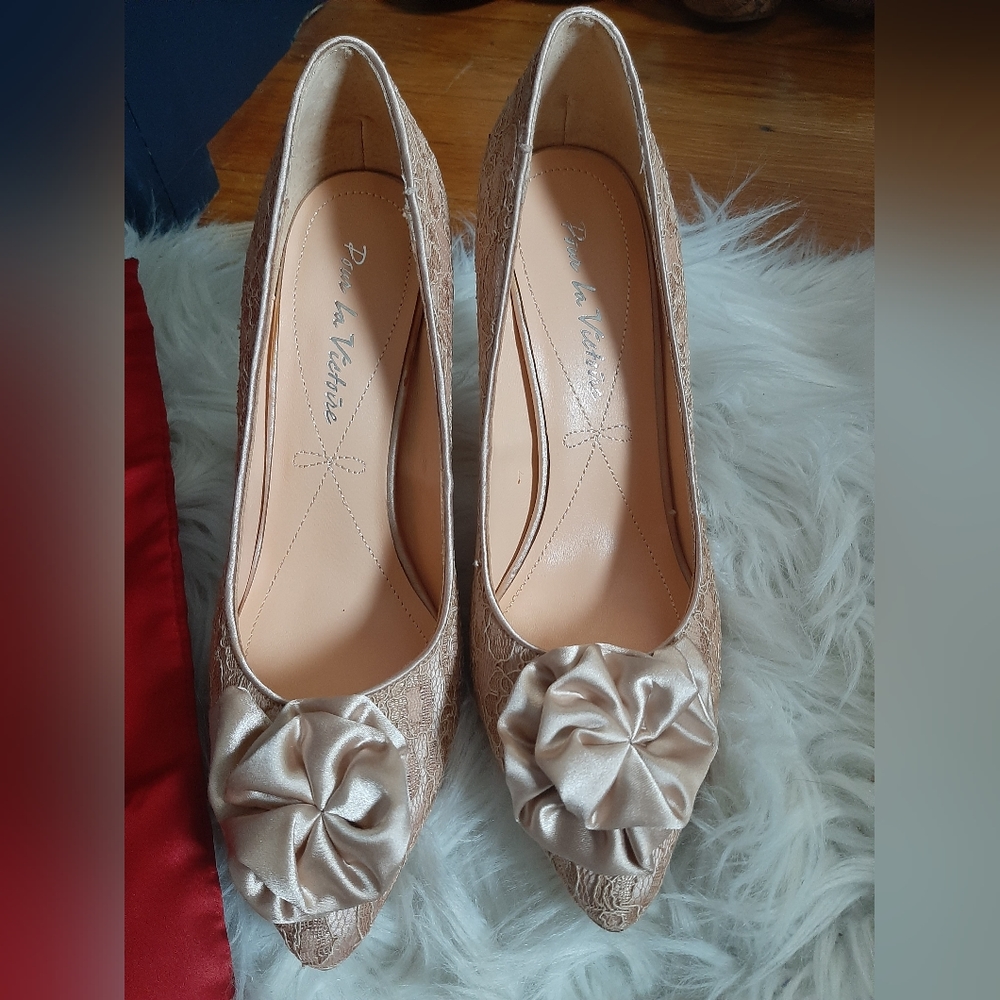 NEVER WORN! Pour La Victoire champagne lace heels size 8M, 4" height